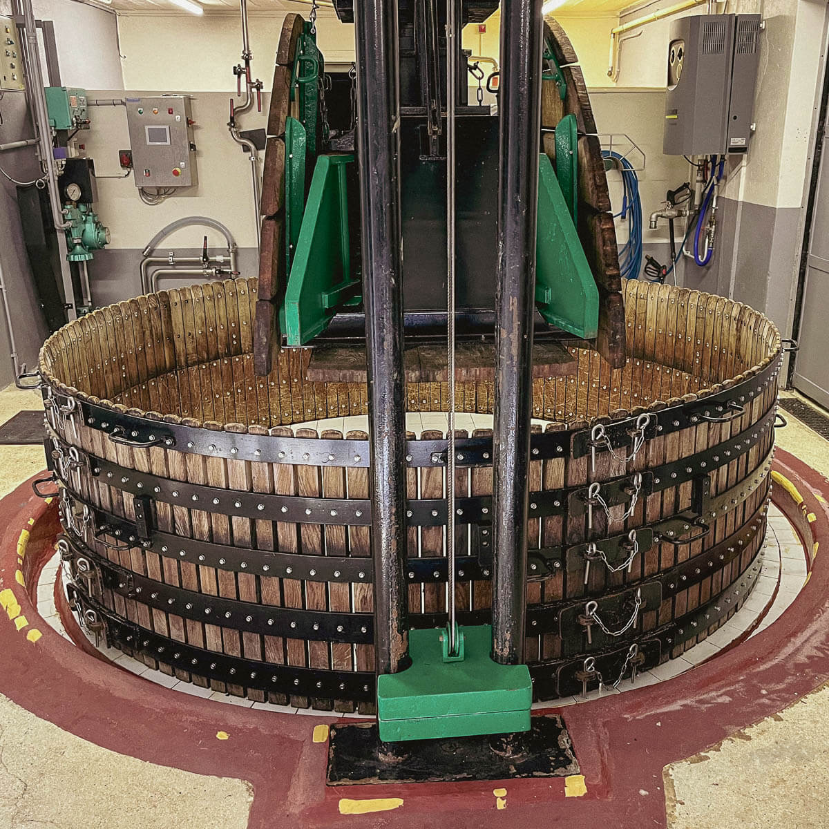 Traditional vertical Champagne press at Pascal Lejeune — Moussy